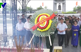 Lãnh đạo tỉnh Quảng Trị dâng hương các nghĩa trang liệt sỹ