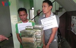 Bắt 2 đối tượng người Lào vận chuyển 33 bánh heroin