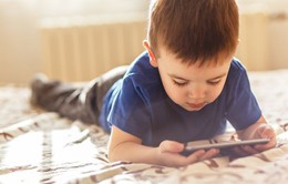 Trẻ em ở Anh không biết đọc sách, quẹt tay như dùng máy tính bảng