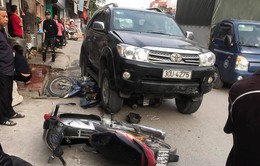 Hà Nội: Ô tô 7 chỗ đâm 3 xe máy, 4 người thương vong