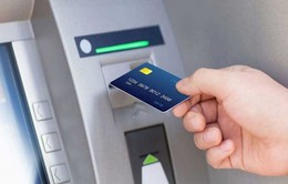 Các ngân hàng dừng tăng phí rút tiền nội mạng qua ATM