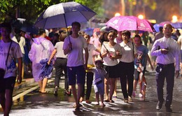 Người dân đội mưa dự lễ khai mạc phố đi bộ Trịnh Công Sơn