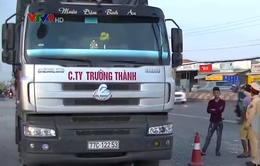 Tiền Giang: Đi vào đường cấm, tài xế cố thủ trên xe