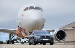 Kéo băng băng máy bay Boeing 787, Tesla Model X lập kỷ lục thế giới