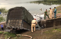 Đắk Nông: Xe tải mất lái lao xuống hồ, ba người nguy kịch