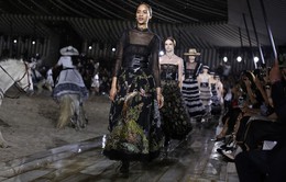 Christian Dior mang sàn diễn thời trang cao cấp vào... chuồng ngựa
