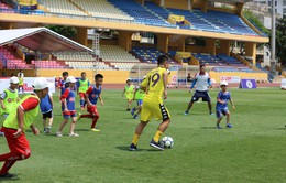 Cầu thủ nhí hào hứng “đội nắng” chơi bóng cùng sao U23 Việt Nam