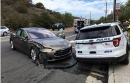Xe tự lái của Tesla đâm trúng xe cảnh sát, tài xế đổ lỗi cho lái tự động