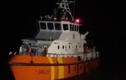 Cứu ba ngư dân bị chìm tàu cá trong đêm