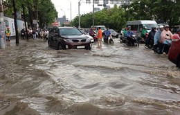 Nhiều tuyến đường ở TP.HCM biến thành sông sau mưa, hàng loạt xe chết máy