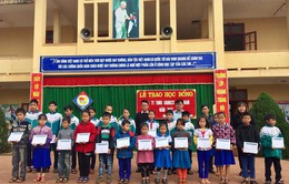 Hàng trăm học sinh nghèo tại Việt Nam được nhận học bổng Hoa Phong lan Singapore