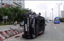 Bị xe bus "cắt đầu", ô tô 7 chỗ lật nhào trên xa lộ Hà Nội