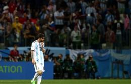 Messi ngao ngán nhìn đồng đội "phá game"