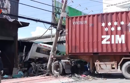 TP.HCM: Xe container nổ lốp, tông sập phòng bảo vệ công ty