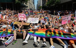 Hàng nghìn người dân New York diễu hành kỷ niệm ngày đồng giới