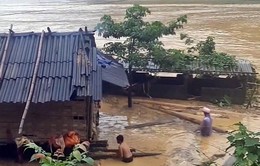 Sạt lở đất đá do mưa lũ tại Lai Châu, 24 hộ dân bị vùi lấp