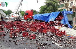 Xe đầu kéo lật ngang giữa Quốc lộ 1A, hơn 1.000 két bia vỡ nát