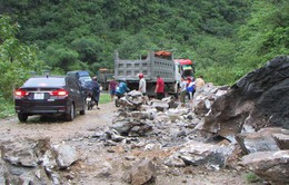 Nghệ An: Mưa lớn gây sạt lở đất đá, Quốc lộ 7 bị ách tắc cục bộ