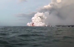 Dung nham núi lửa rơi trúng tàu du lịch Hawaii, 23 người bị thương