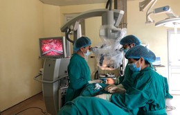 Phẫu thuật khối u tủy sống hiểm cho bệnh nhân người Lào