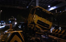 Xe tải đâm sập cabin thu phí cao tốc Trung Lương gây tai nạn liên hoàn