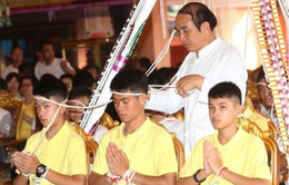 Sau khi ra viện, cầu thủ nhí Thái Lan tới chùa cầu nguyện