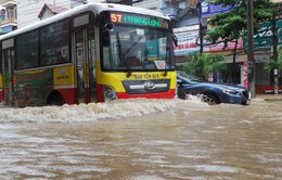 Nhiều tuyến phố Hà Nội ngập nặng sau mưa lớn