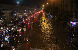 Mưa lớn tại Hà Nội gây ùn tắc giao thông nhiều giờ