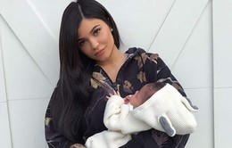 Nhân dịp sinh nhật lần thứ 21, Kylie Jenner khoe ảnh bên con gái đầu lòng