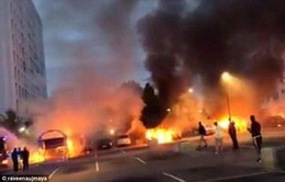 Thụy Điển: Khoảng 100 xe ô tô bị nhóm thanh niên đốt trụi