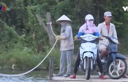 Khánh Hòa: Người dân qua sông nhờ... đôi tay trần của người kéo bè