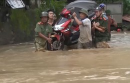 Mưa lũ gây chia cắt vùng cao Nghệ An, 6 người chết và mất tích