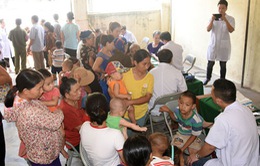 Khám cấp thuốc miễn phí cho 800 người dân vùng lũ lụt ở Nghệ An