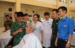 Hà Tĩnh: Bệnh viện cắt tóc miễn phí cho bệnh nhân