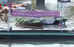 Thuyền nhựa tái chế giúp thu gom rác