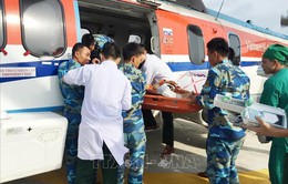 Điều trực thăng cấp cứu hai ngư dân gặp nạn tại Trường Sa