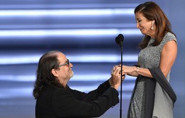 Lễ trao giải Emmy Awards 2018 bỗng trở thành màn cầu hôn bất ngờ
