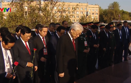Tổng Bí thư Nguyễn Phú Trọng dâng hoa tại tượng đài Bác Hồ ở Liên bang Nga