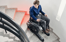 Ra mắt xe lăn điện có thể leo cầu thang an toàn