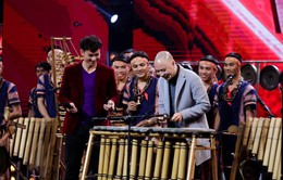 Nhóm nhạc 100 thành viên khiến 4 HLV Ban nhạc Việt phấn khích