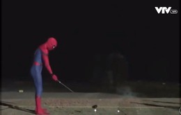 Người nhện tập đánh golf