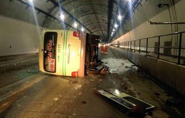 Lật xe khách trong hầm Hải Vân, 5 người nhập viện