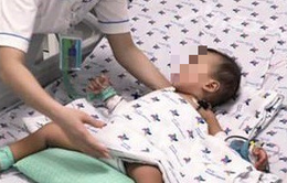 Bé trai 15 tháng tuổi uống nhầm thuốc trừ sâu đựng trong chai trà xanh C2