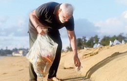 Thủ tướng Ấn Độ Narendra Modi đi chân trần nhặt rác trên bãi biển