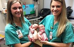 Hai y tá song sinh đỡ đẻ cho cặp sinh đôi ở Mỹ