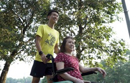 Chàng trai đẩy theo mẹ ngồi xe lăn chạy bộ, gây xúc động trong tập 4 Revive Marathon xuyên Việt