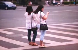 Trung Quốc: Dùng điện thoại khi băng qua đường có thể bị phạt 7 USD