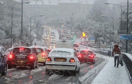 Tuyết rơi dày bất thường tại Pháp khiến 150.000 hộ gia đình mất điện