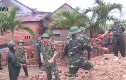 Bình Định: Bộ đội giúp dân sửa chữa nhà hư hỏng sau bão