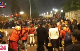 Người hâm mộ chờ đón hai đội tuyển bóng đá Việt Nam về nước